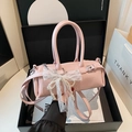 Borsa baguette rosa a cilindro con fiocco in pizzo bianco e perle in confezione regalo - Rosa con ciondolo