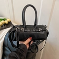 Borsa baguette nera lucida con fibbie argentate e tracolla regolabile - Nero senza ciondoli