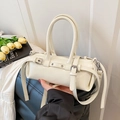Elegante borsa a baguette cilindrica color crema con fibbia decorativa e occhielli - Bianco senza ciondolo
