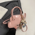 Elegante bolso de mano rosa claro tipo concha para mujer con un tierno oso colgante - Con Colgante / Rosa