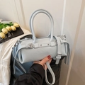 Borsa baguette chic in vernice stropicciata azzurra con manico e tracolla - Blu Senza Ciondolo