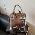 Sac seau en cuir marron foncé avec poignées nouées et breloque décorative en nœud métal - Café avec Pendentif