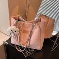 Borsa tote rosa motivo serpente con catena di perle e ciondolo nuvola su tavolo - Rosa con ciondolo