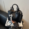 Sac seau noir chic à motif litchi avec poignée nouée et breloque noeud - Noir avec pendentif
