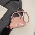 Elegante bolso de mano rosa claro con herrajes plateados y correa ajustable al hombro - Sin colgante / Rosa