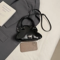 Elegante bolso de mano negro brillante en forma de concha con detalles plateados - Sin colgante / Negro