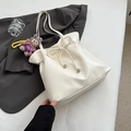 Borsa tote bianca in pelle lucida con fiocco a coulisse e portachiavi in peluche viola - Bianco con ciondolo
