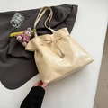 Borsa tote beige in materiale lucido a pieghe con fiocco e ciondolo orsetto di peluche - Cachi con Pendente