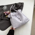 Borsa tote lavanda in pelle PU plissettata con un simpatico ciondolo a forma di orso - Viola Con Ciondolo