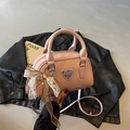 Borsa rosa effetto coccodrillo con logo a triangolo e ciondolo in pizzo delicato - Con Ciondolo / Rosa