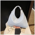 Detalle del bolso hobo de charol azul claro con una distintiva bola de metal plateado - Talla única / Azul claro