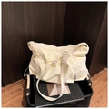 Detalle del bolso tote de nailon crema con textura fruncida y hebilla ajustable - Blanco Roto