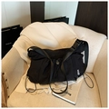 Detalle del bolso tote de nailon negro con correa ajustable y diseño de pliegues - Negro