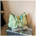 Detalle del bolso tote de nailon verde menta con hebilla ajustable y tela plisada elegante - Verde