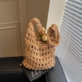 Elegante bolso de paja tejido a mano con un detalle de lazo y cierre de cordón ajustable - Caqui