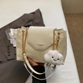 Schicke beige Umhängetasche mit goldener Kette und weißem Wolken-Anhänger - Beige (Mit Anhänger)