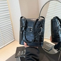 Elegante borsa a secchiello nera con motivo coccodrillo in pelle verniciata e tracolla - Nero