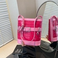 Borsa a secchiello rosa effetto coccodrillo con fibbia argentata e tracolla - Rosa Rosso