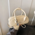 Sac à main bowling blanc crème en cuir souple avec pendentif coeur et bandoulière - Blanc