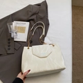 Creamy off-white chain shoulder bag in pleated leather with elegant gold chain strap - Off-white (No Pendant)