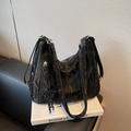 Borsa tote alla moda in pelle cerata nera con trama stropicciata vintage e cerniera laterale - Nero