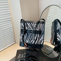 Sac seau rétro avec motif zébré et détail de sangle décorative en cuir noir - Imprimé zèbre
