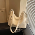 Elegante borsa hobo bianco sporco con trama marmorea e dettagli in metallo argento - Bianco Sporco