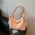 Borsa a spalla in morbida pelle rosa a pieghe con zip diagonale e tracolla - Rosa