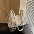 Borsa tote grigio chiaro con trama stropicciata, cerniere con nappe e tracolla regolabile - Argento
