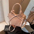 Bolso tipo cubo vintage rosa con lazo grande y asa anudada en acabado mate - Rosa
