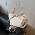 Bolso tipo cubo blanco con lazo de cuero y detalles de ojales metálicos oro - Blanco