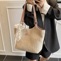Große beige geflochtene Tragetasche mit Lederriemen und Spitzenschleife für Strand oder Alltag - Rosa