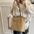 Stroh-Tote-Tasche in hellem Khaki mit braunen Ledergriffen und weißem Spitzendetail - Khaki