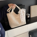 Beige gewebte Strohtasche mit cremefarbenen Ledergriffen und zarter weißer Spitzenschleife - Weiß