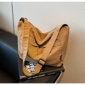 Detalle del bolso tote de nailon caqui plisado con correas de hombro ajustables - Caqui