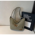 Detalle del bolso de nailon verde oliva con logo de cuero y doble cremallera frontal - Verde