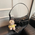 Borsa sottobraccio in vernice nera con tasche anteriori e ciondolo orsetto di peluche - Nero con ciondolo