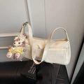 Elegante borsa sottobraccio in vernice bianco crema con tasche e ciondolo morbido - Beige Con Ciondolo