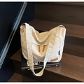 Bolso bandolera beige minimalista con correa ajustable en una escalera de madera - Blanco Roto