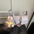 Borsa sottobraccio alla moda viola chiaro tipo baguette con tasche e ciondolo peluche - Viola Con Ciondolo