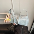 Borsa sottobraccio in ecopelle azzurra con lettere a rilievo e ciondolo a forma di orso - Blu con Pendente