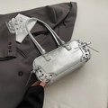 Borsa a spalla argento metallizzato con lacci laterali su giacca grigia da donna - Argento