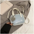 Borsa a mano azzurra con ciondolo a cuore su sfondo di un completo marrone casual - Blu con Pendente