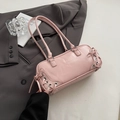 Borsa sottobraccio in pelle verniciata rosa con occhielli argento e doppi cinturini - Rosa