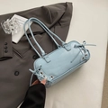 Borsa a mano azzurra in pelle sintetica con lacci intrecciati e fibbie in argento - Blu