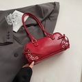 Borsa baguette in vernice rossa con fiocchi e occhielli argentati da donna - Rosso