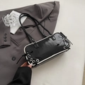 Borsa sottobraccio in pelle nera con profili bianchi a contrasto e dettagli stringati - bianco e nero