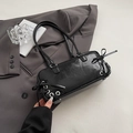 Elegante borsa bowling in pelle lucida nera con occhielli in metallo e cinturini - Nero