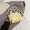 Sac à main minimaliste en cuir verni jaune clair avec liseré blanc et double poignée - Jaune sans pendentif