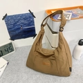 Detail der karamellbraunen Nylon-Umhängetasche mit verstellbarem Gurt und Tasche - Braun